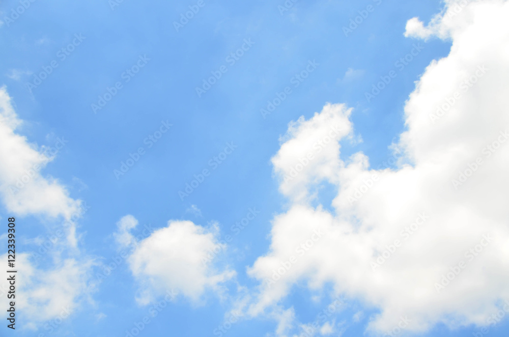 Naklejka premium Blue sky with white fluffy clouds