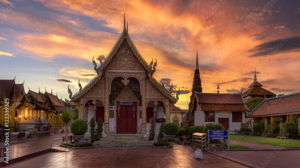Naklejka premium beautiful temple in north of Thailand and beautiful sunset