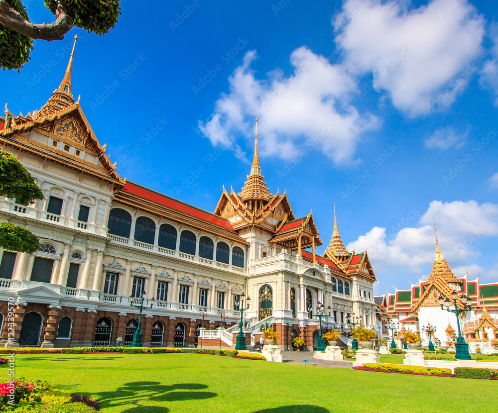 Naklejka premium Sala tronowa Chakri Maha Prasat w Bangkoku w Tajlandii