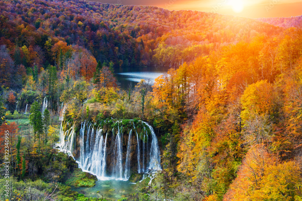 Fototapeta premium Amazing waterfall and autumn colors in Plitvice Lakes