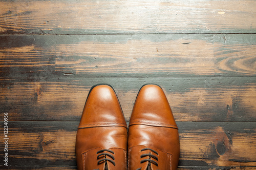 Obraz na płótnie Men's leather shoes on a wooden floor w salonie