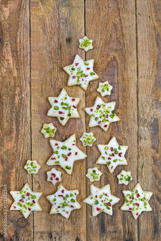 leckere Weihnachtsplätzchen selbst gebacken auf rustikalen Holzbrett leckere Weihnachtsplätzchen selbst gebacken auf rustikalen Holzbrett