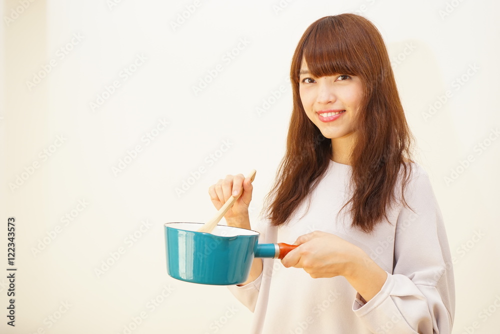 Young Japanese woman cooking foods in a kitchen キッチン 料理 若い 女性 一人暮らし シェアハウス 民泊 Young Japanese woman cooking foods in a kitchen キッチン 料理 若い 女性 一人暮らし シェアハウス 民泊