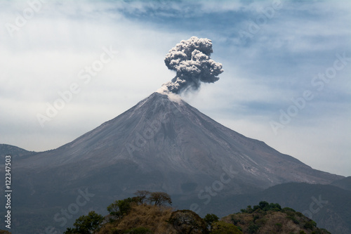 Volcán de Colima expulsa cenizas.