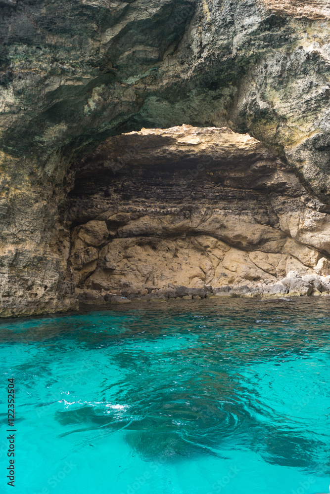 Höhlenformation mit türkisblauen Wasser Comino