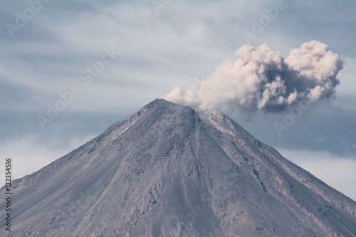 El Volcán de Colima despierta y lanza gases.