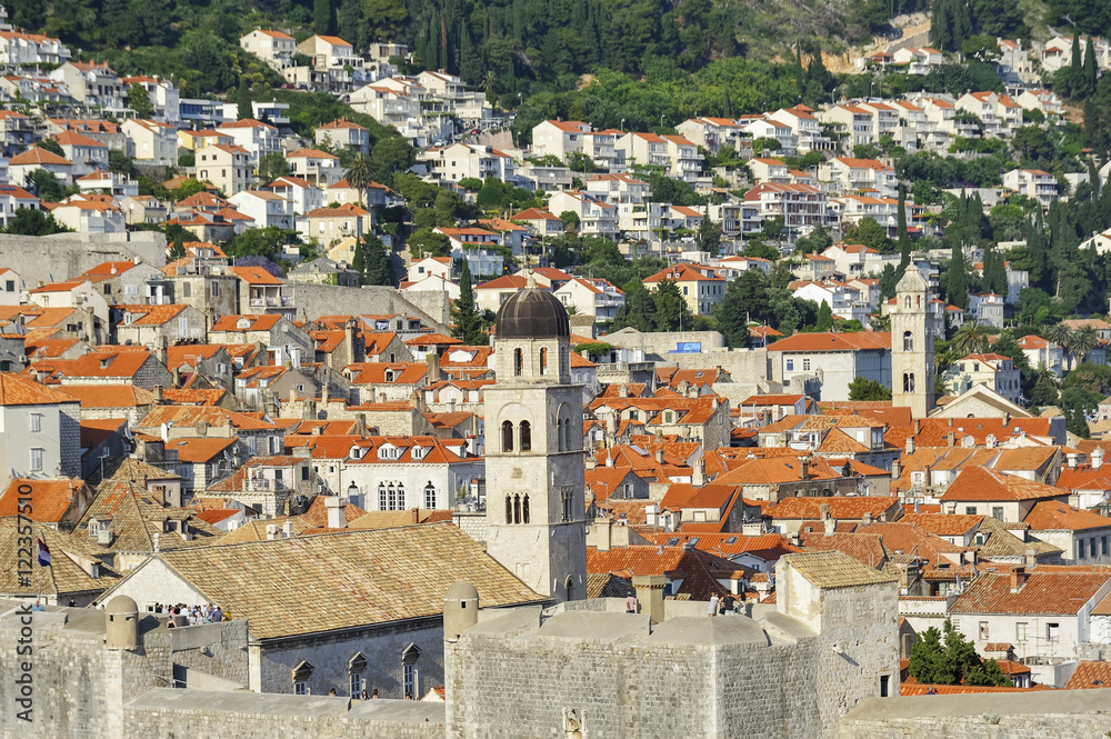 Altstadt von Dubrovnik mit Stadtmauer im Vordergrund