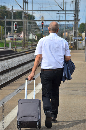 Geschäftsmann am Bahnhof