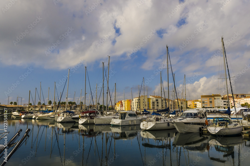 Cap d'Agde/port de plaisance avec bateaux