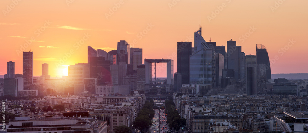 Obraz premium La Defense District Business w Paryżu o zachodzie słońca, widok z łuku d