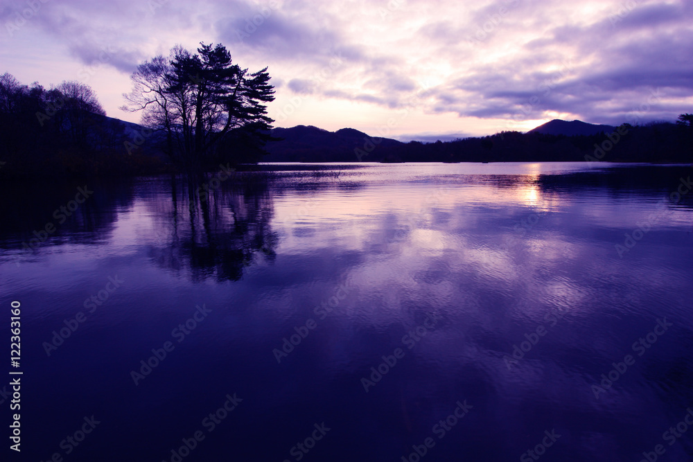 夜明けの湖