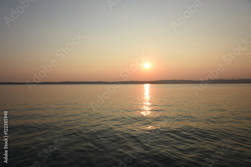 tramonto persone al tramonto guardare il tramonto cigno al tramonto mare lago estate spettacolo natura sole  