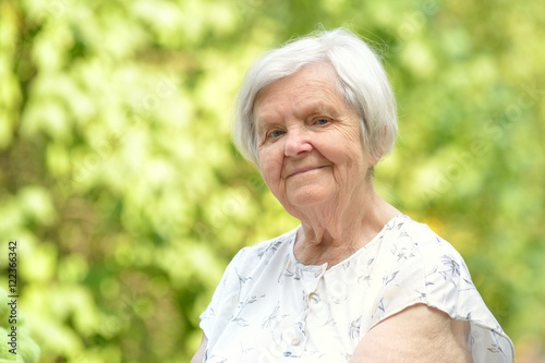 Obraz na płótnie Senior woman smiling in park. w salonie