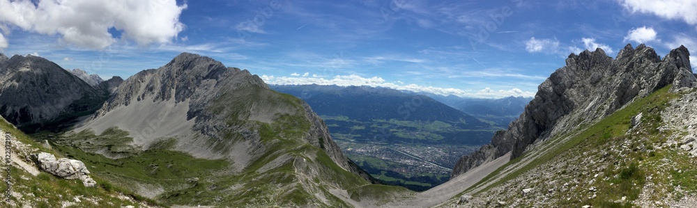 Obraz premium Panorama von felsigem Hochgebirge Tirols