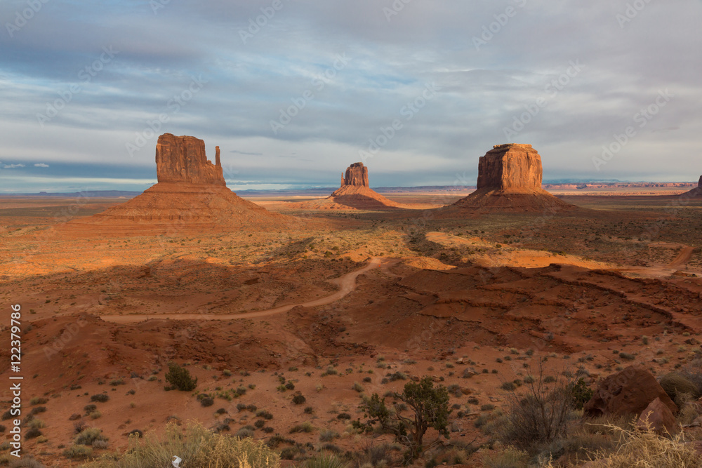 Fototapeta premium Monument valley at sunrise