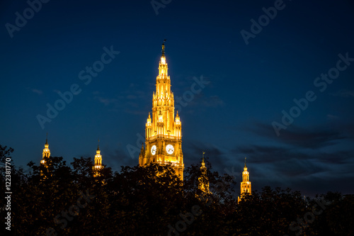 Wiener Rathaus in der Nacht beleuchtet photo