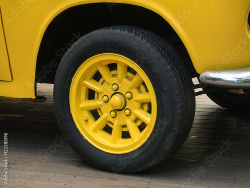 yellow wheel © geenamp
