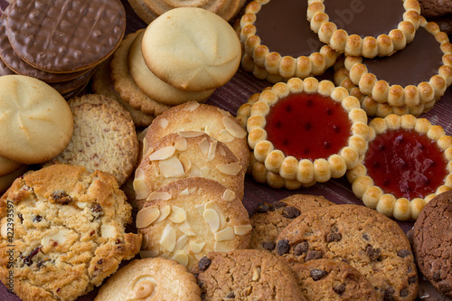 des biscuits et des tartelettes sur une table 