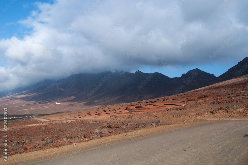 Fuerteventura, Isole Canarie: muretti a secco e la strada sterrata che porta a Cofete, una delle spiagge più selvagge dell'isola con alle spalle montagne altissime, il 7 settembre 2016