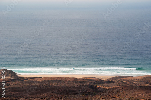 Fuerteventura, Isole Canarie: vista sulla spiaggia di Cofete, una delle spiagge più selvagge dell'isola con alle spalle montagne altissime, il 7 settembre 2016