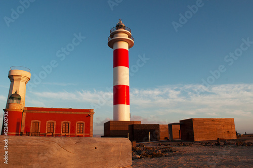 Fuerteventura, Isole Canarie: vista del faro del Toston, vicino al villaggio di pescatori di El Cotillo, al tramonto il 3 settembre 2016