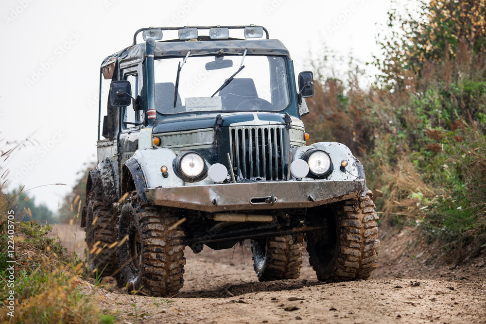 Fototapeta premium Samochód terenowy w stylu retro na drodze