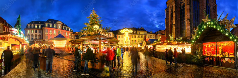 Weihnachtsmarkt in Heidelberg bei Dämmerung, Panorama mit Bewegungsunschärfe