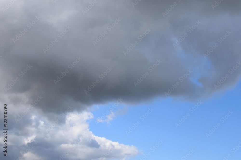 Fototapeta premium Spannendes Wolkenbild, blau, weiß, grau