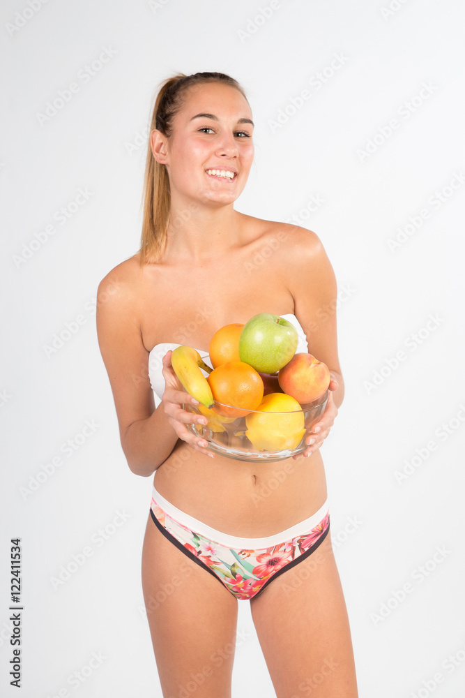 Bellissima ragazza fa vedere la frutta sana Bellissima ragazza fa vedere la frutta sana