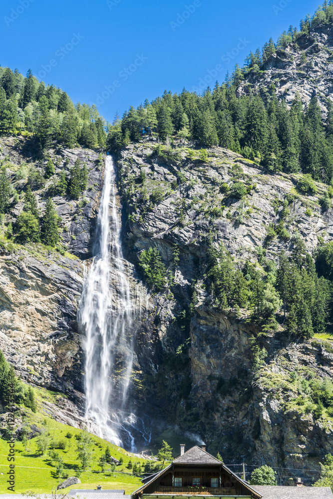 Fototapeta premium 200 Meter hoher Wasserfall Fallbach in Kärnten Österreich
