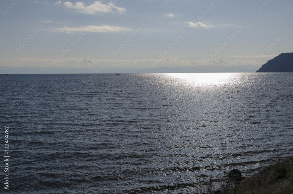 Obraz premium The surface of Lake Baikal with sun reflection