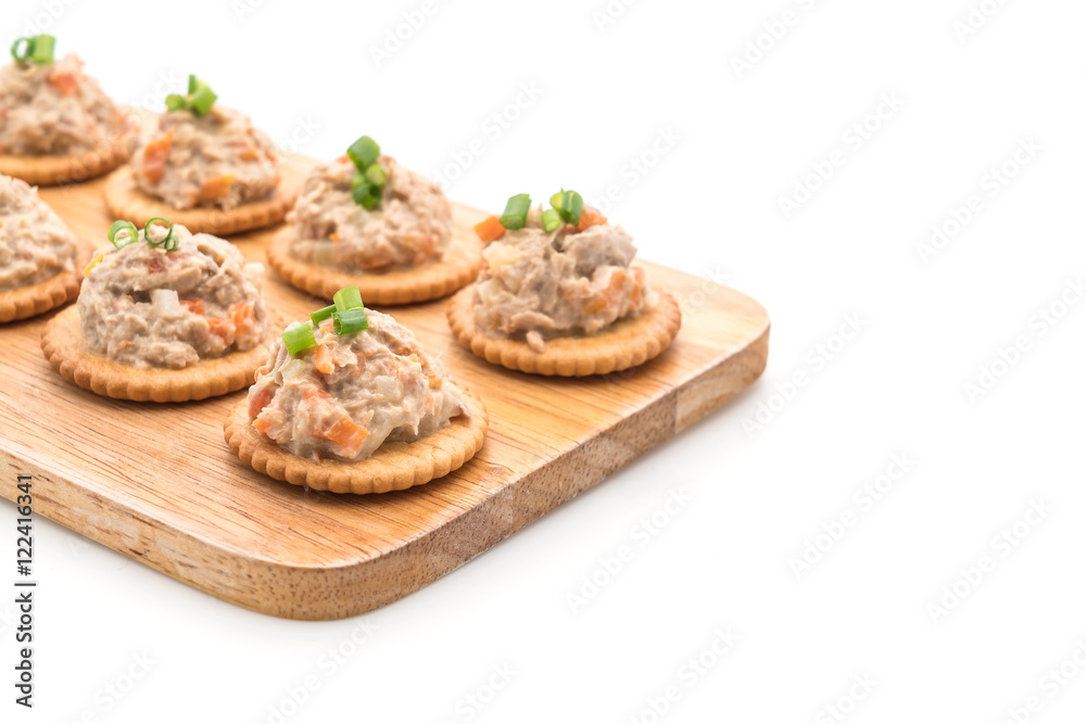 tuna salad with cracker