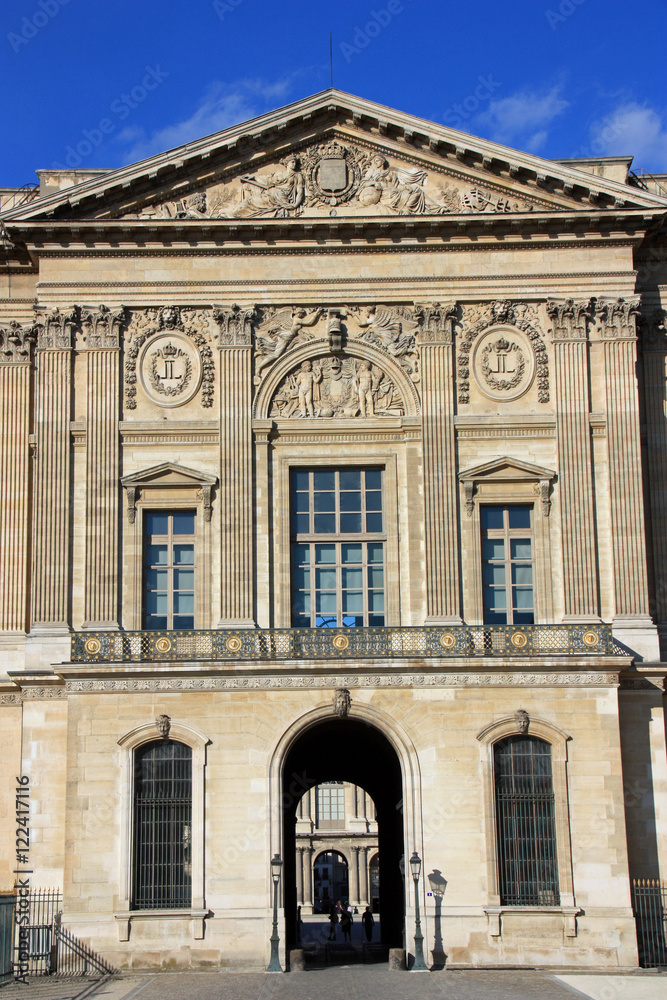 Portail de la Cour Carrée du Louvre côté Seine à Paris, France