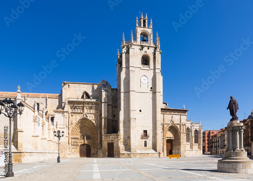  Day view of Palencia Cathedral