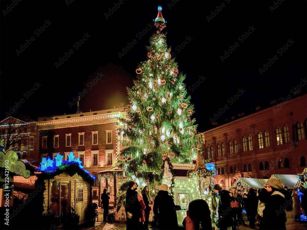 Obraz premium People and Christmas tree at market in Riga Dome square