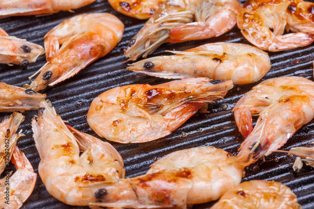 fried shrimps in the iron grill pan
