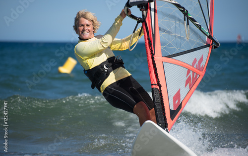 Frau beim Windsurfen