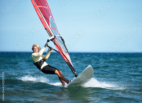 Frau beim Windsurfen
