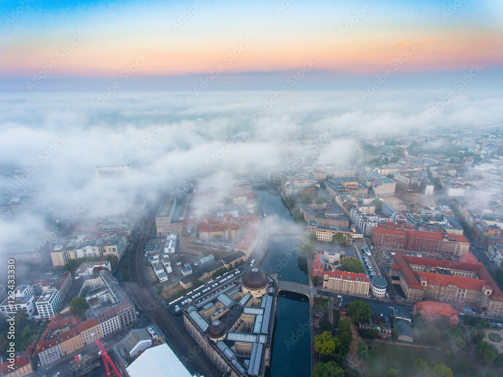 Berlin von Oben,  morgen mit Nebel 