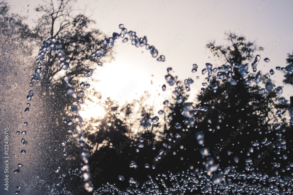Obraz premium Fountain in the park at sunset