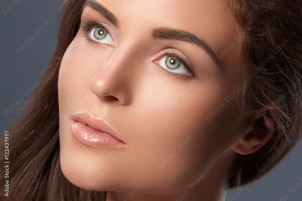 Fototapeta premium Beautifulwoman with a perfect eyebrow shape and nude make-up