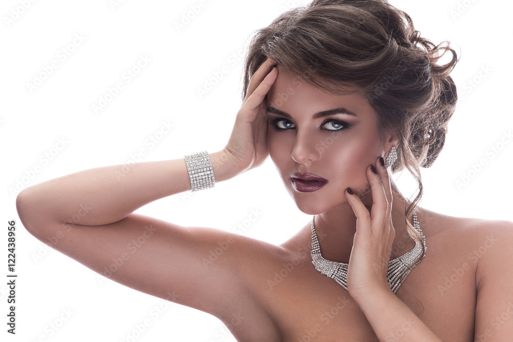 Naklejka premium Gorgeous woman is wearing beautiful jewellery