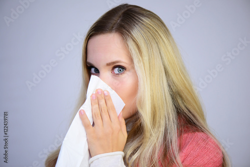  Junge Frau mit Erkältung