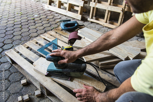 Make smooth wood, perfect to the touch. It's beautiful. Sander, jigsaw, horn, pen and meter. And everything fits