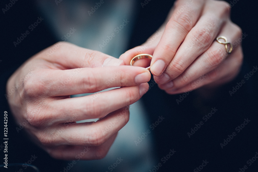 Eheringin den Händen