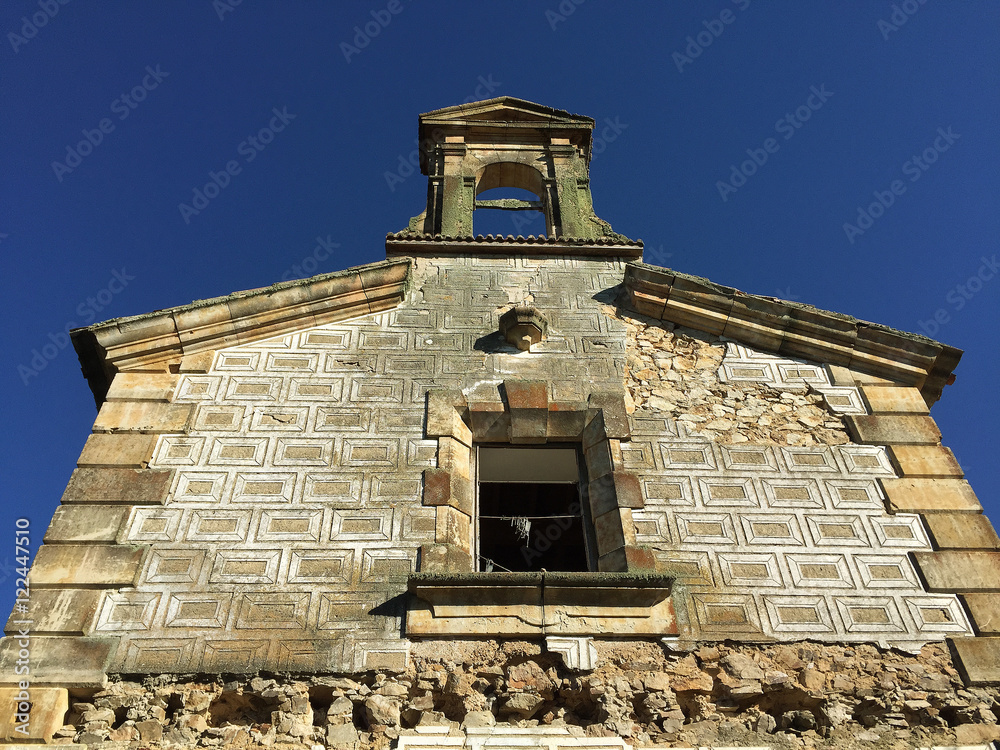 Iglesia abandonada en el campo Stock Photo | Adobe Stock Iglesia abandonada en el campo Stock Photo | Adobe Stock