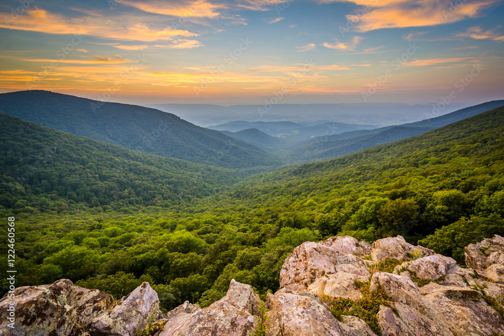 Naklejka premium Sunset over the Shenandoah Valley and Blue Ridge Mountains from