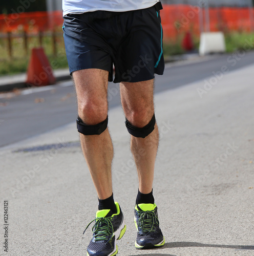 runner during the race with the bandage