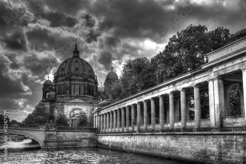 Berliner Dom mit Säulengang (schwarz weiß)