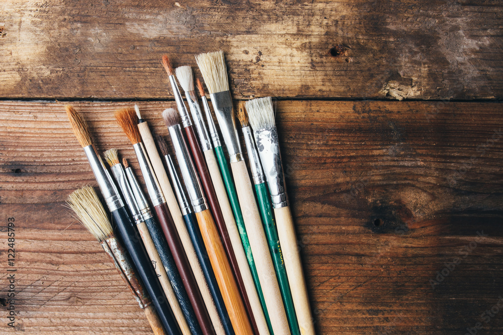 Obraz premium Set of paintbrushes on a wood background, close up photo